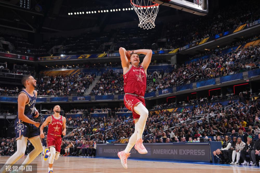 通过强调 通过强调